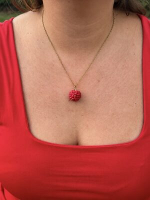 collier simple doré framboise 1 Collier Paula